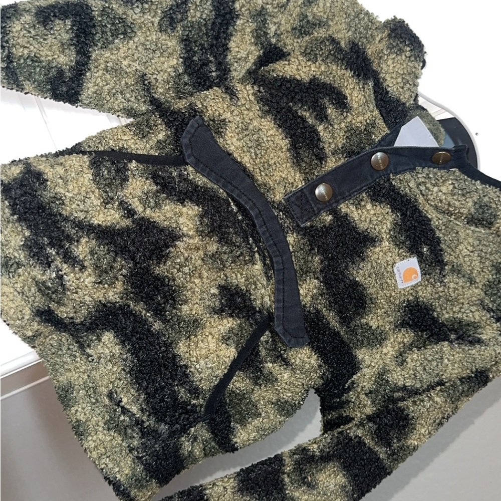 Carhartt Textured Fleece in Black and Tan